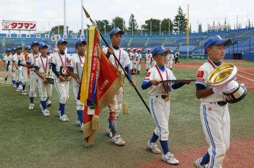 全日本学童軟式野球大会で優勝、閉会式で行進する鳥羽の選手たち