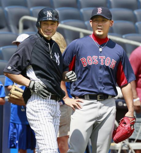 試合前、談笑するヤンキースのイチロー（左）とレッドソックス・松坂