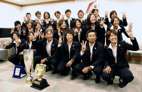 女子野球のＷ杯で３連覇を達成し帰国、記念写真に納まる日本代表の選手ら