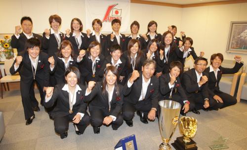 優勝の喜びを爆発させる（前列左から）六角、磯崎、新谷博監督、志村、清水コーチ、金ら女子野球日本代表ナイン