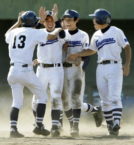 全国高校軟式野球選手権の初戦でサヨナラ勝ちし、喜ぶ気仙沼高の選手たち