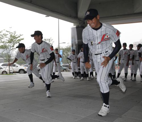 室内練習場が借りられず、球場の軒下でダッシュをする高校日本代表の大谷（右）