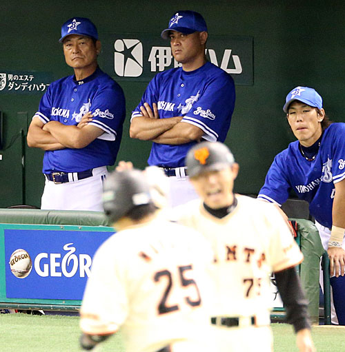 ＜巨・Ｄ＞３回２死、巨人・村田に本塁打を打たれベンチで厳しい表情のＤｅＮＡ・中畑監督（左）と友利投手コーチ