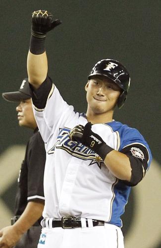 ８回に逆転二塁打を放ち、二塁上でガッツポーズをする日本ハム・中田