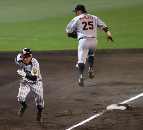 ＜神・巨＞３回裏１死一、二塁、三盗を決めた阪神・鳥谷（左）は敵失の間に先制のホームを陥れる。三塁手・村田