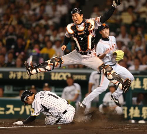 ＜神・巨＞３回１死一、二塁、三盗を決めた阪神・鳥谷は捕手・実松からの送球がそれる間に本塁へ生還