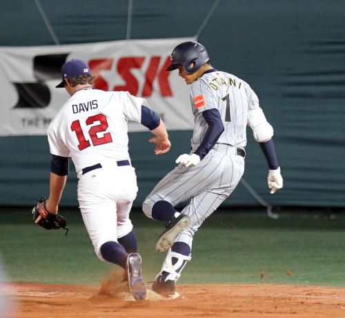 ＜アメリカ・日本＞６回２死三塁、適時打となる一塁内野安打で一塁に駆け込む日本代表・大谷（右）