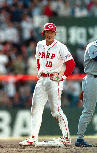 1999年４月24日、サイクル安打を達成した広島時代の金本。広島球場では４０年ぶりの快挙だった