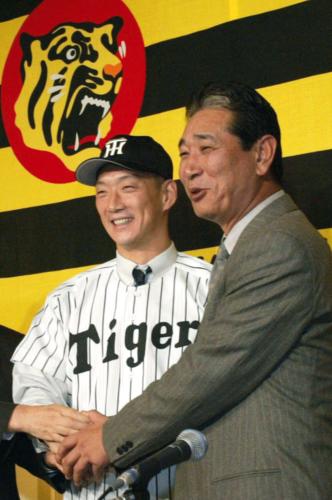 入団会見で阪神の星野監督（右）と握手する金本知憲外野手＝２００２年１１月