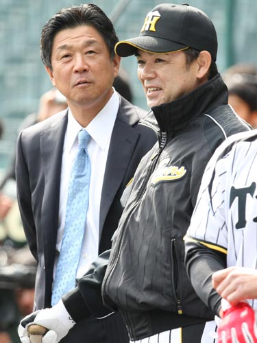 ４月７日の阪神・巨人戦の試合前に和田監督（右）と話す平田氏
