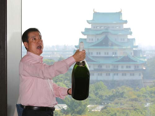 名古屋城をバックに、ビールかけの予行演習!?をする巨人・原監督