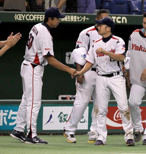 ＜巨・ヤ＞７勝目を挙げたヤクルト・石川は小川監督（左）と握手