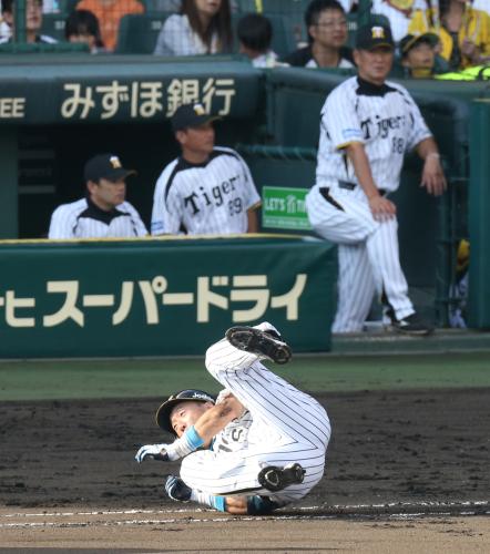 ＜神・中＞６回１死一、三塁、一ゴロの阪神・金本はブランコの本塁への送球を転倒しながらも辛うじてよける