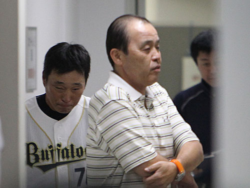 ＜オ・ソ＞岡田監督は休養を発表し大島コーチ（左）ら関係者に別れのあいさつ