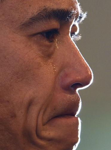 記者会見で今季限りの引退を表明し、涙を見せる阪神・城島
