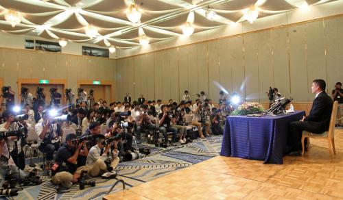 大勢の報道陣を前に引退会見する阪神・城島