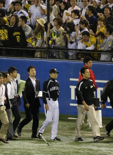 ＜ヤ・神＞阪神・和田監督は応援グッズが投げ込まれるなか球場をあとにする
