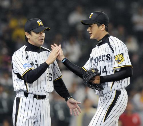 和田監督（左）に迎えられる、完封で10勝目を挙げた阪神・能見