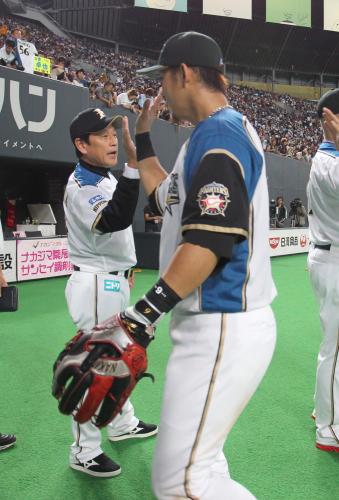＜日・西＞試合後、日本ハム・中田（右）は栗山監督とハイタッチ