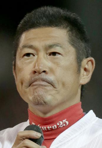 試合後の引退セレモニーであいさつし、感極まって唇をかむ広島の石井琢朗内野手