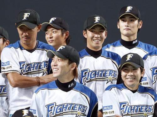 リーグ優勝が決まり、笑顔で記者会見する日本ハム・斎藤（後列右から２人目）