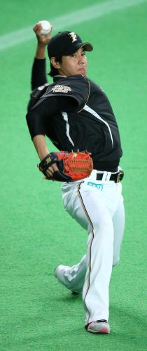 キャッチボールで調整する日本ハム・武田勝