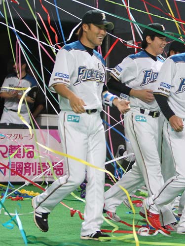 日本ハム・田中（左）は左腕にギブスをしたままベンチから飛び出す