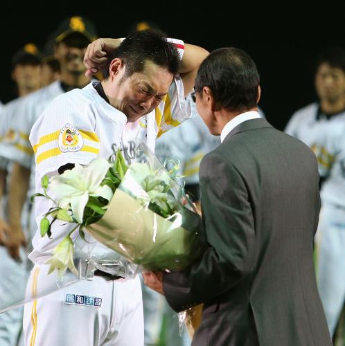 引退試合後のセレモニーで、王会長から花束を受け取り涙を流すソフトバンク・小久保
