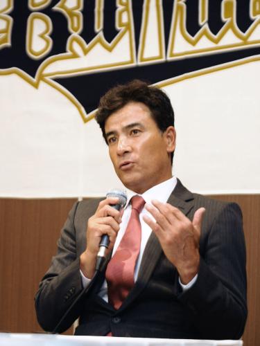 記者会見で抱負を語るオリックスの森脇浩司新監督