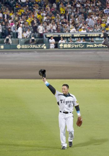 甲子園球場での最終戦で、左翼の守備に就き、ファンの声援に応える阪神・金本知憲外野手