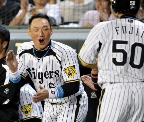２回、メッセンジャーの２点二塁打で生還した藤井彰（50）を迎える阪神・金本