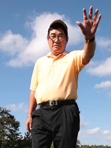 スポニチ・チャリティーゴルフシニアプロアマ大会で青空をバックに手を挙げる山本氏