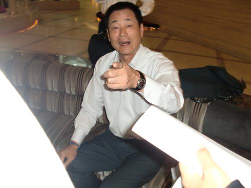 シーズン全日程終了から一夜明け、ＤｅＮＡ・中畑監督は大阪市内の選手宿舎で来季の巻き返しに向けての意気込みを語る中畑監督は、カメラを指差し笑顔