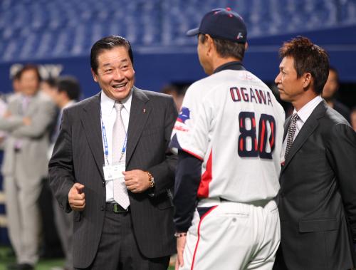 ＜中・ヤ＞試合前に談笑する（左から）梨田氏、ヤクルト・小川監督、立浪氏