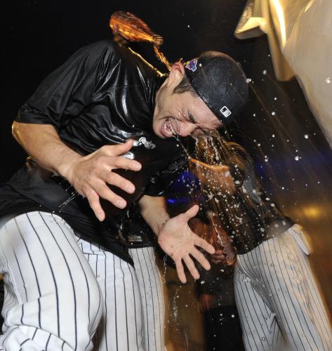 ＜ヤンキース・オリオールズ＞３勝２敗でリーグ優勝決定シリーズ進出を決めたヤンキース・イチローはシャンパンをかけられ笑顔
