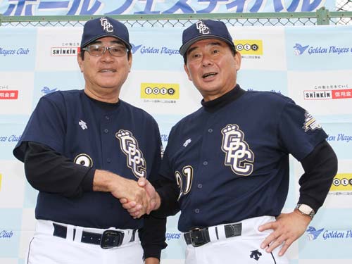 名球会野球教室で握手を交わす侍ジャパンの山本監督（左）と東尾コーチ