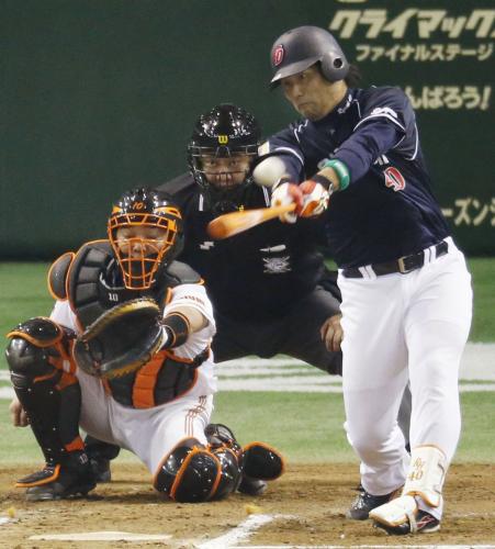 ６回中日２死一、二塁、平田が左翼線に勝ち越し二塁打を放つ。捕手阿部