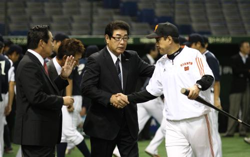 試合前、侍ジャパンの（左から）梨田野手総合コーチ、立浪打撃コーチ、山本監督から激励される巨人・原監督