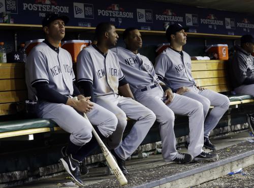 ＜タイガース・ヤンキース＞ベンチでさえない表情のロドリゲス（左）らヤンキースの選手たち