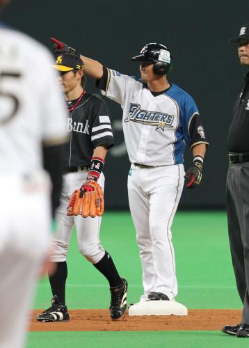 ＜日・ソ＞初回、先制の適時二塁打を放った中田はベンチを指差す
