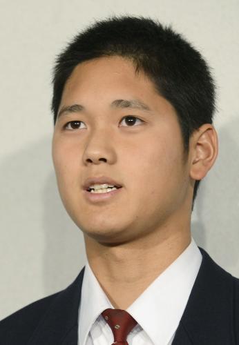 記者会見で米大リーグへの挑戦を表明する花巻東高の大谷翔平投手