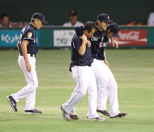 ＜巨・中＞４回、村田の打球を受けた山内（右から２人目）は肩を借りてベンチへ下がる