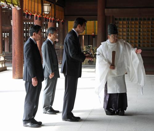 ドラフトを前に明治神宮で必勝祈願する（左から）新常務取締役、衣笠代表取締役社長、ヤクルト・小川監督