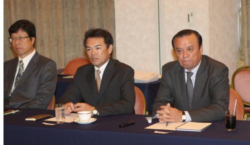 スカウト会議に出席する阪神の（左から）南社長、和田監督、中村ＧＭ