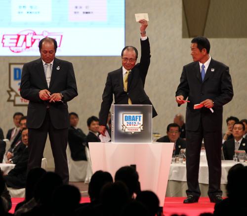 亜大・東浜を引き当てくじを高々と掲げるソフトバンク・王会長（中央）。左は西武・渡辺監督、右はＤｅＮＡ・中畑監督