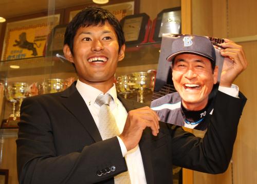 ＤｅＮＡから３位指名を受けたＮＴＴ東日本・井納は、中畑監督の写真を手に笑顔を見せる