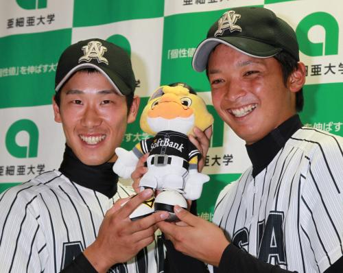 ソフトバンクの３位指名が確定した高田知季（左）とともに笑顔を見せる亜大・東浜巨