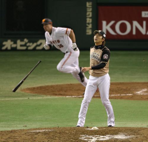 ＜巨人・日本ハム＞７回２死満塁、ボウカーに右適時二塁打を打たれる日本ハム・宮西