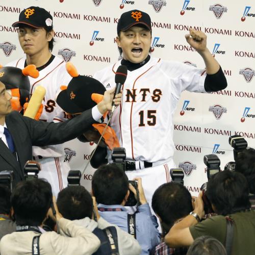 試合後のヒーローインタビューで、「あさっても勝つ」と宣言する巨人・沢村。左は長野