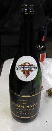 祝勝会で使われたシャンパンの空き瓶。「ワールドシリーズチャンピオン」のラベルが貼られている